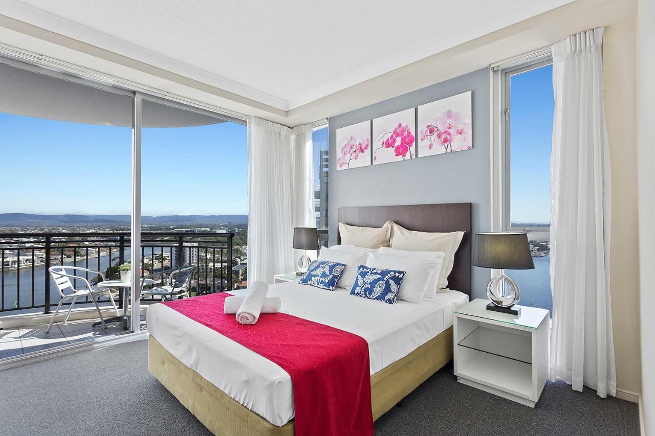 - Ocean & Riverview Chevron Renaissance Surfers Paradise Apartment *