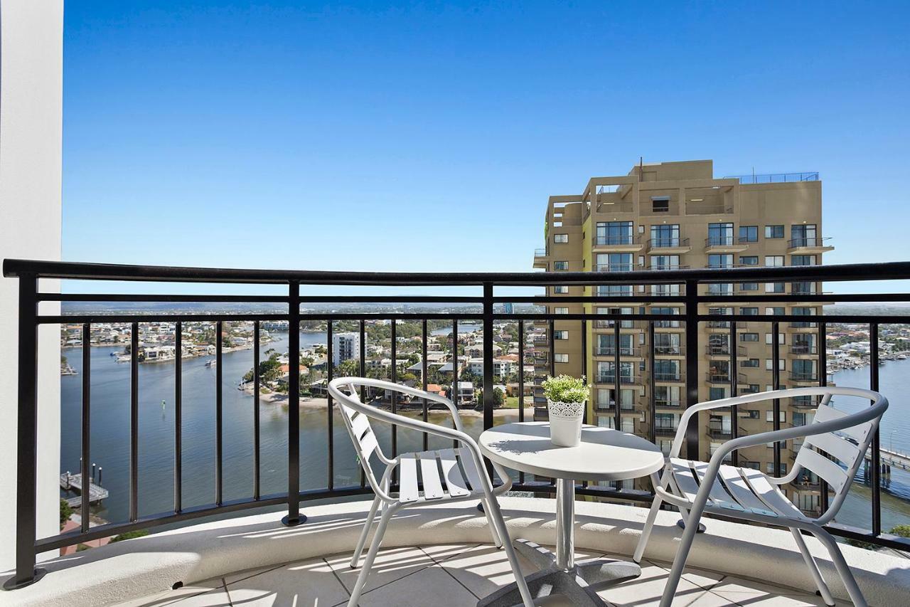 Beach - Ocean & Riverview Chevron Renaissance Central Surfers Paradise *